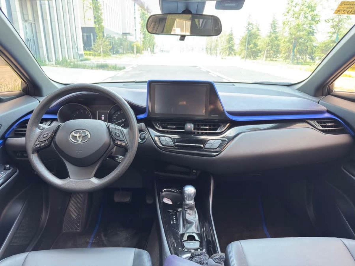 豐田 C-HR  2020款 2.0L 領(lǐng)先版圖片