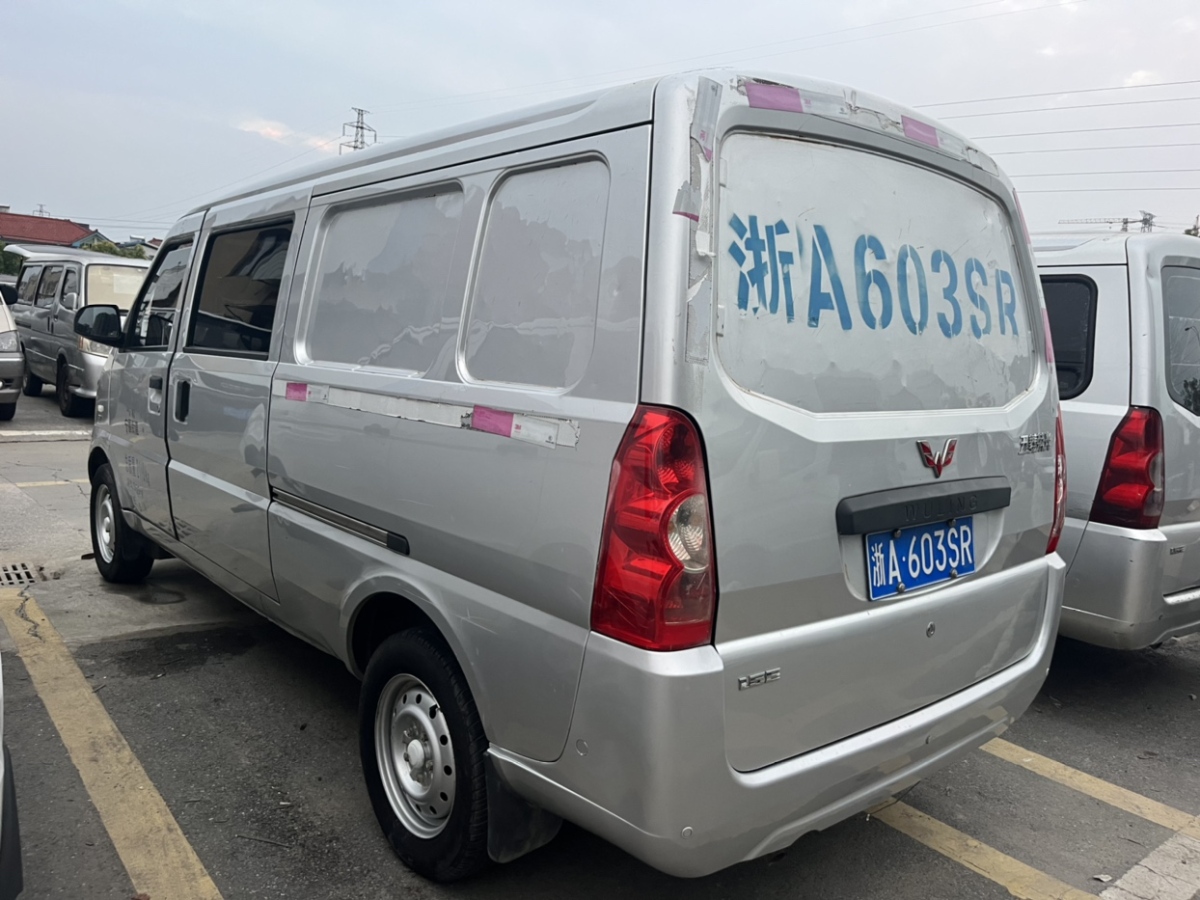 2019年04月五菱 五菱榮光  2019款 1.5L 加長(zhǎng)廂式運(yùn)輸車基本型5座