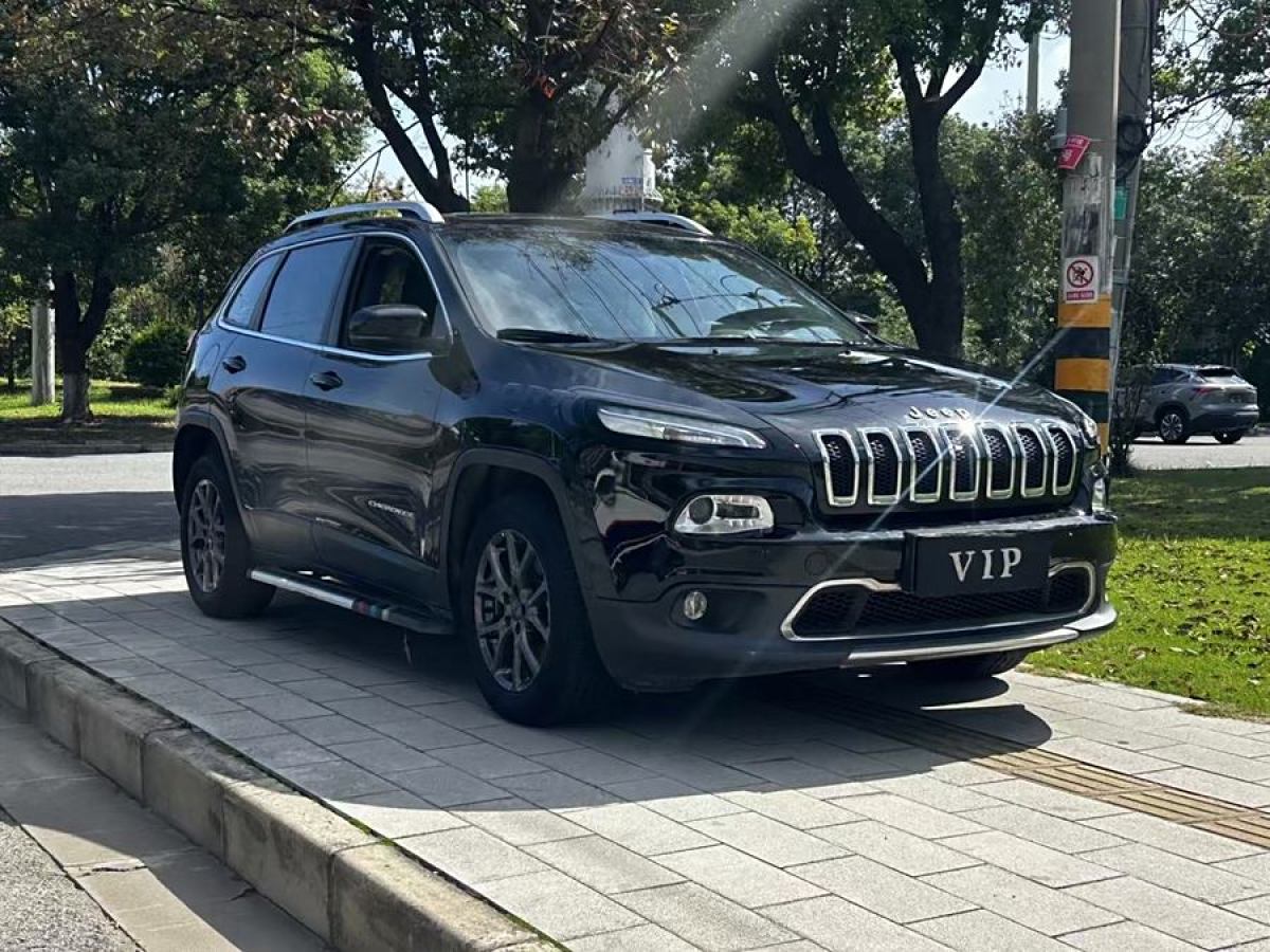 Jeep 自由光  2020款 2.0L 兩驅(qū)經(jīng)典運動版圖片