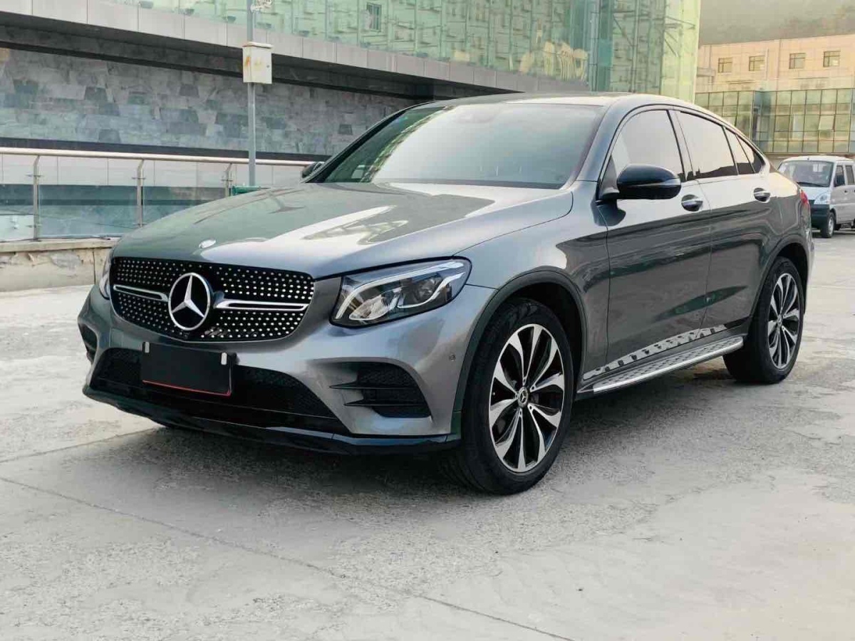 2017年10月奔馳 奔馳GLC  2021款 GLC 260 4MATIC 轎跑SUV