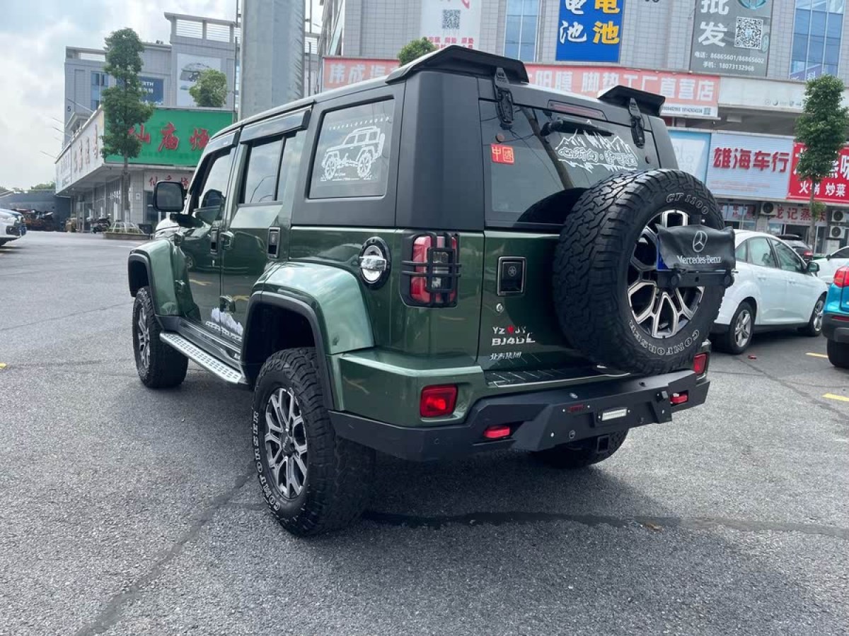北京 BJ40  2020款 2.0T 自動(dòng)四驅(qū)城市獵人版至尊型圖片