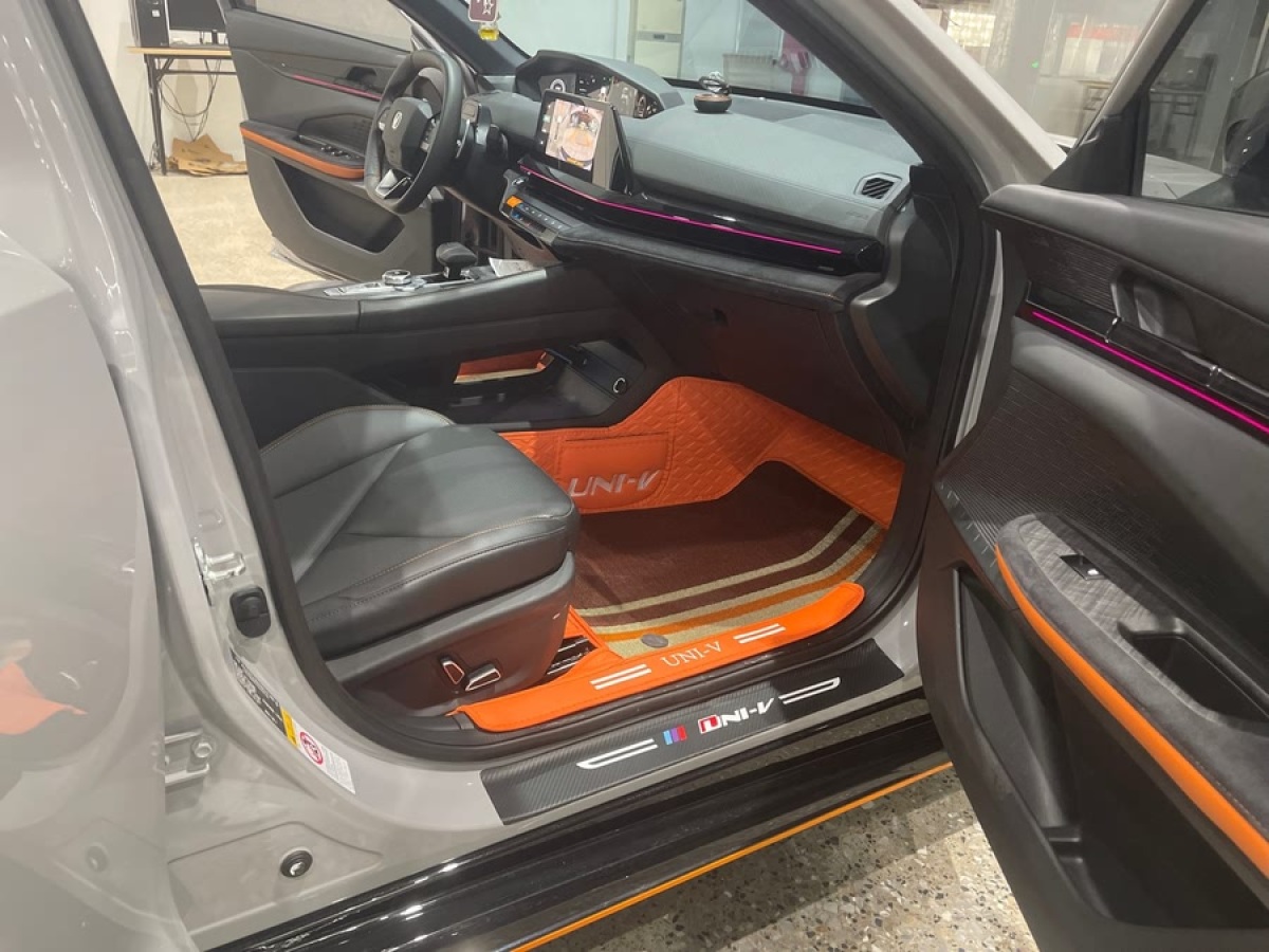 長安 長安UNI-V  2022款 1.5T 運(yùn)動版圖片