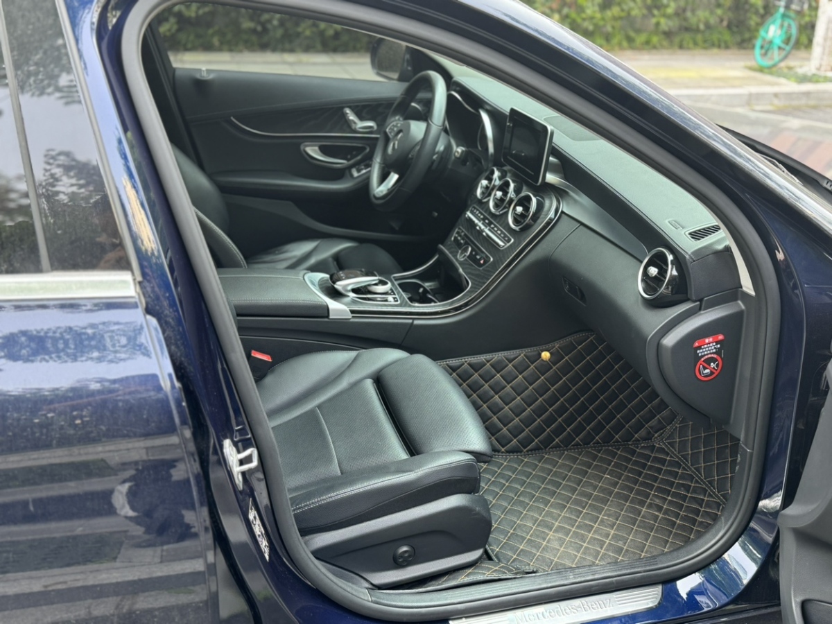 2018年06月奔驰 奔驰C级  2018款 C 180 L 动感型运动版