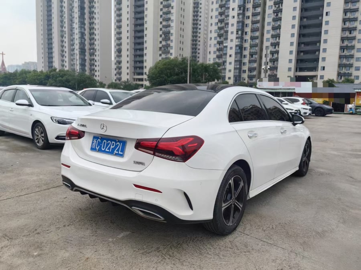奔馳 奔馳A級(jí)  2022款 改款三 A 200 L 運(yùn)動(dòng)轎車時(shí)尚型圖片