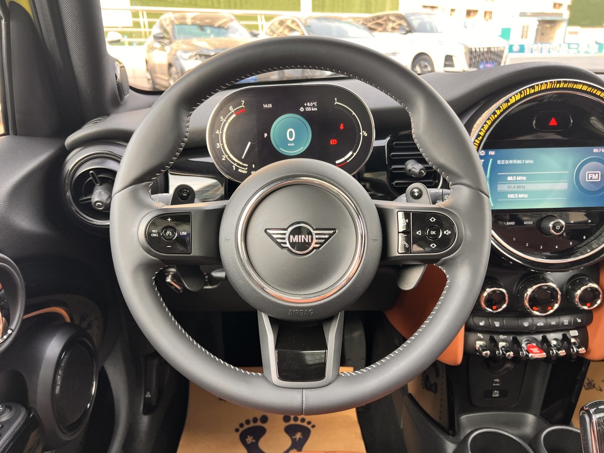 MINI MINI  2023款 改款 2.0T COOPER S 藝術(shù)家 五門版圖片