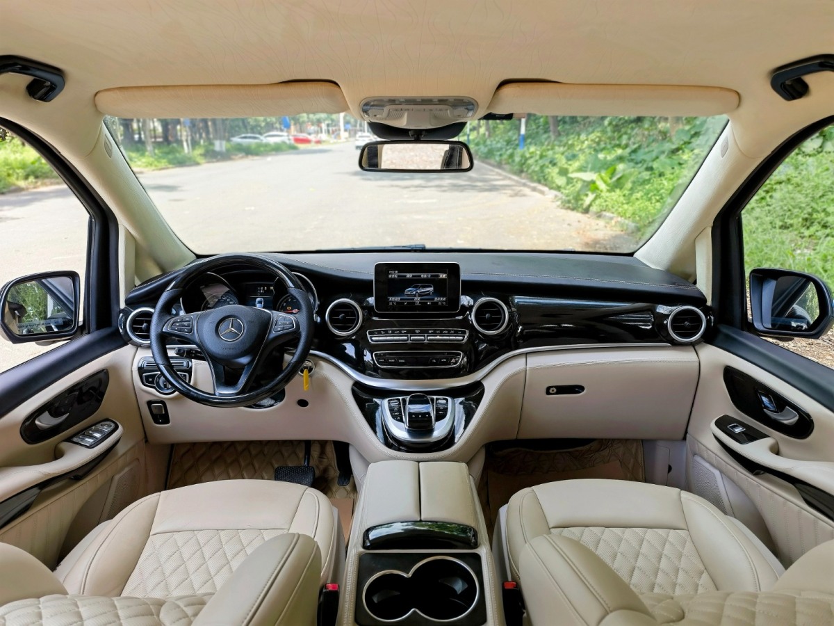 2019年5月奔驰 V级 (进口) 2018款 V250 2.0T 标准型 加长(中东版)