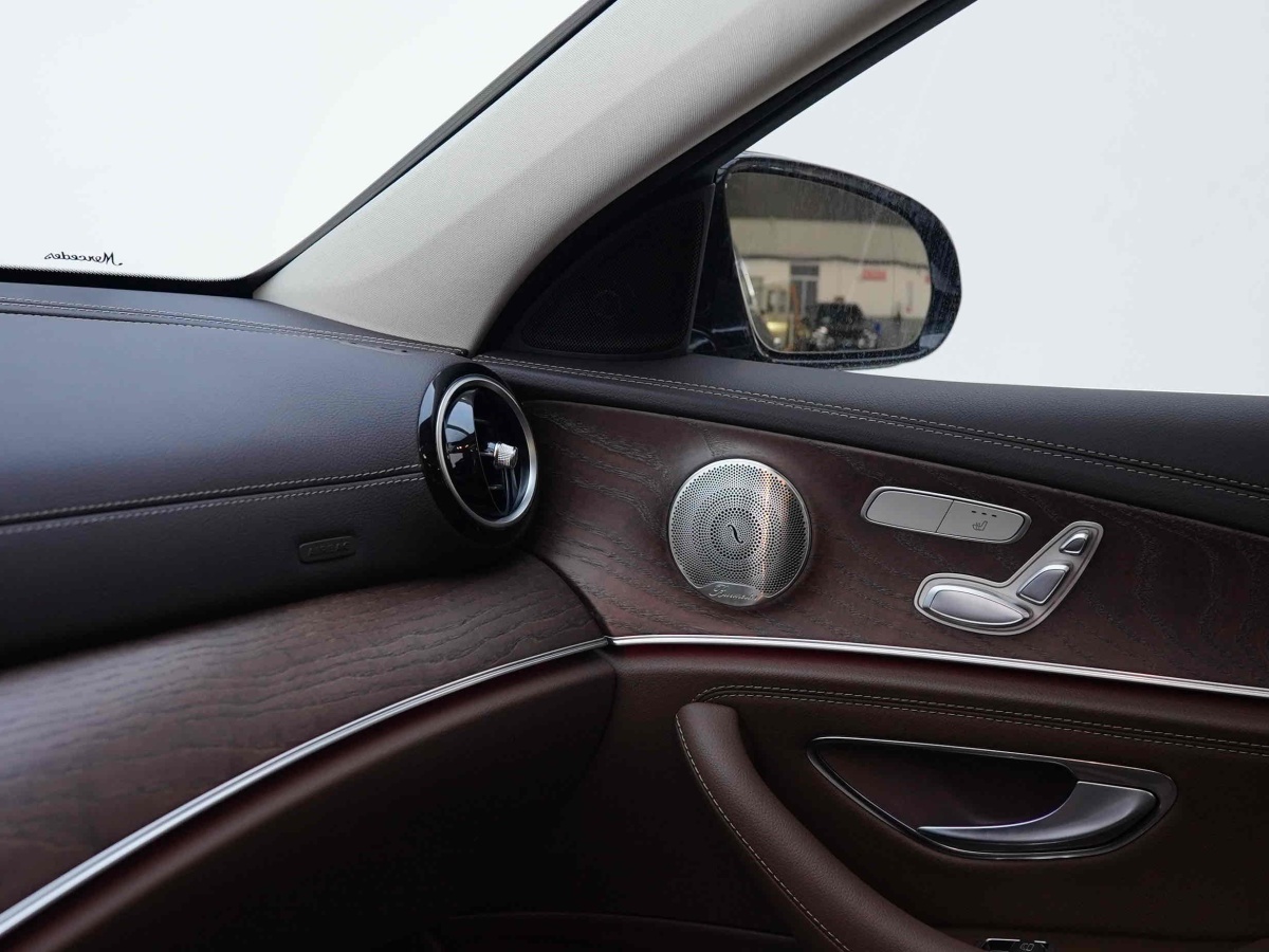 奔驰 奔驰E级  2022款 改款 E 300 L 豪华型图片