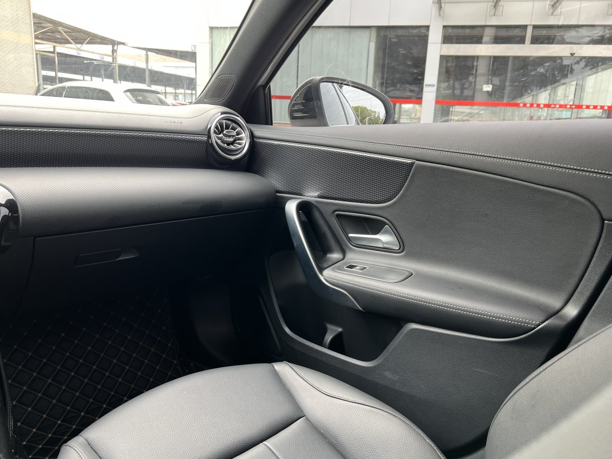 奔馳 奔馳A級(jí)  2022款 改款 A 200 L 運(yùn)動(dòng)轎車(chē)時(shí)尚型圖片