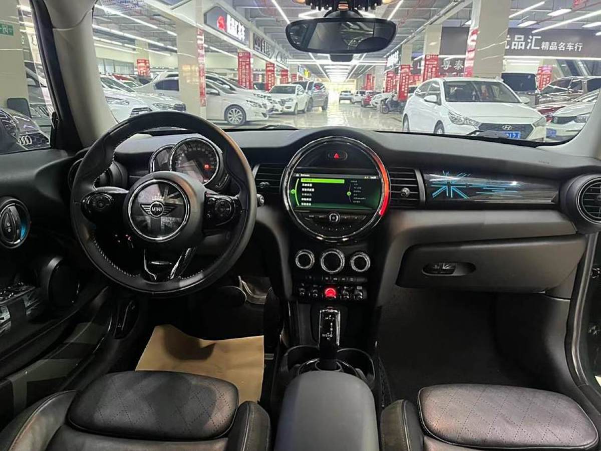 MINI COUNTRYMAN  2018款 1.5T COOPER 藝術(shù)家圖片