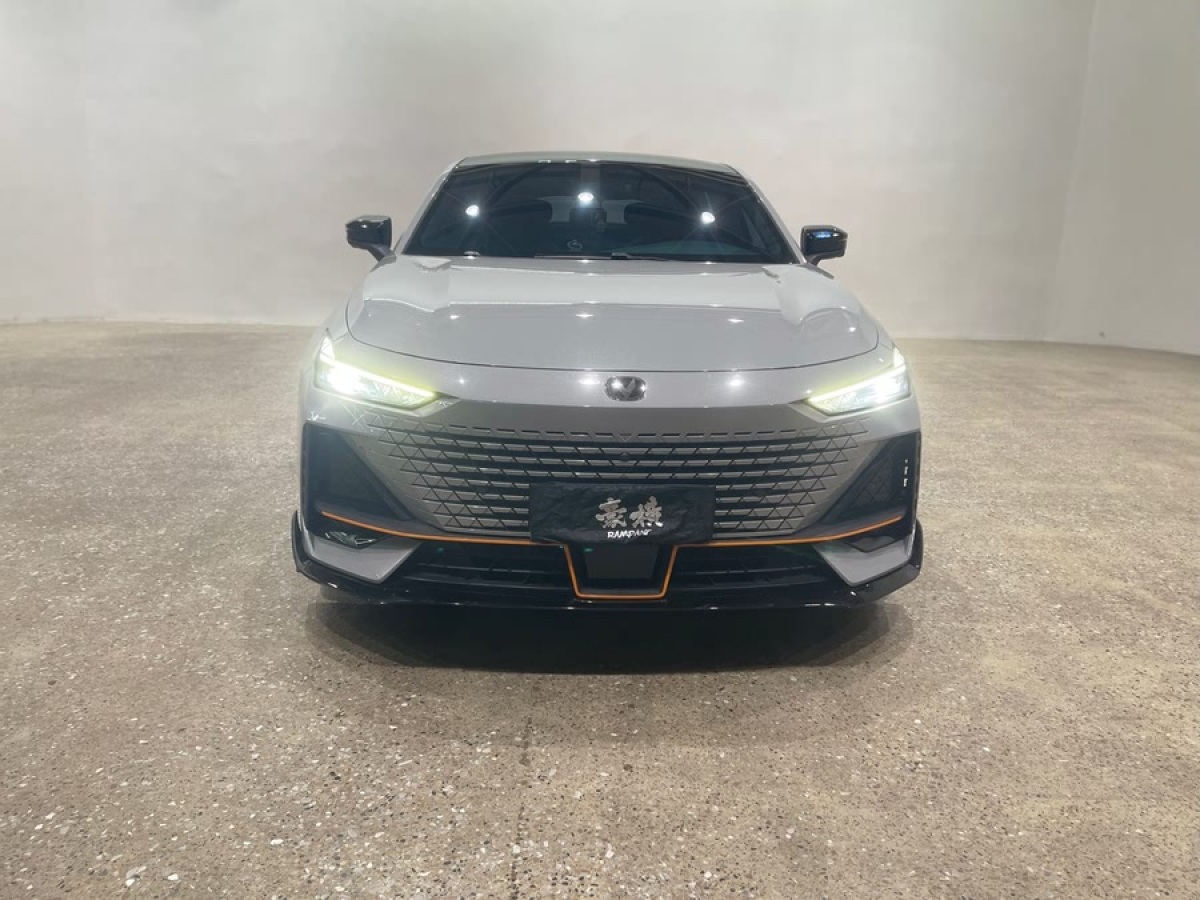 長安 長安UNI-V  2022款 1.5T 運(yùn)動版圖片