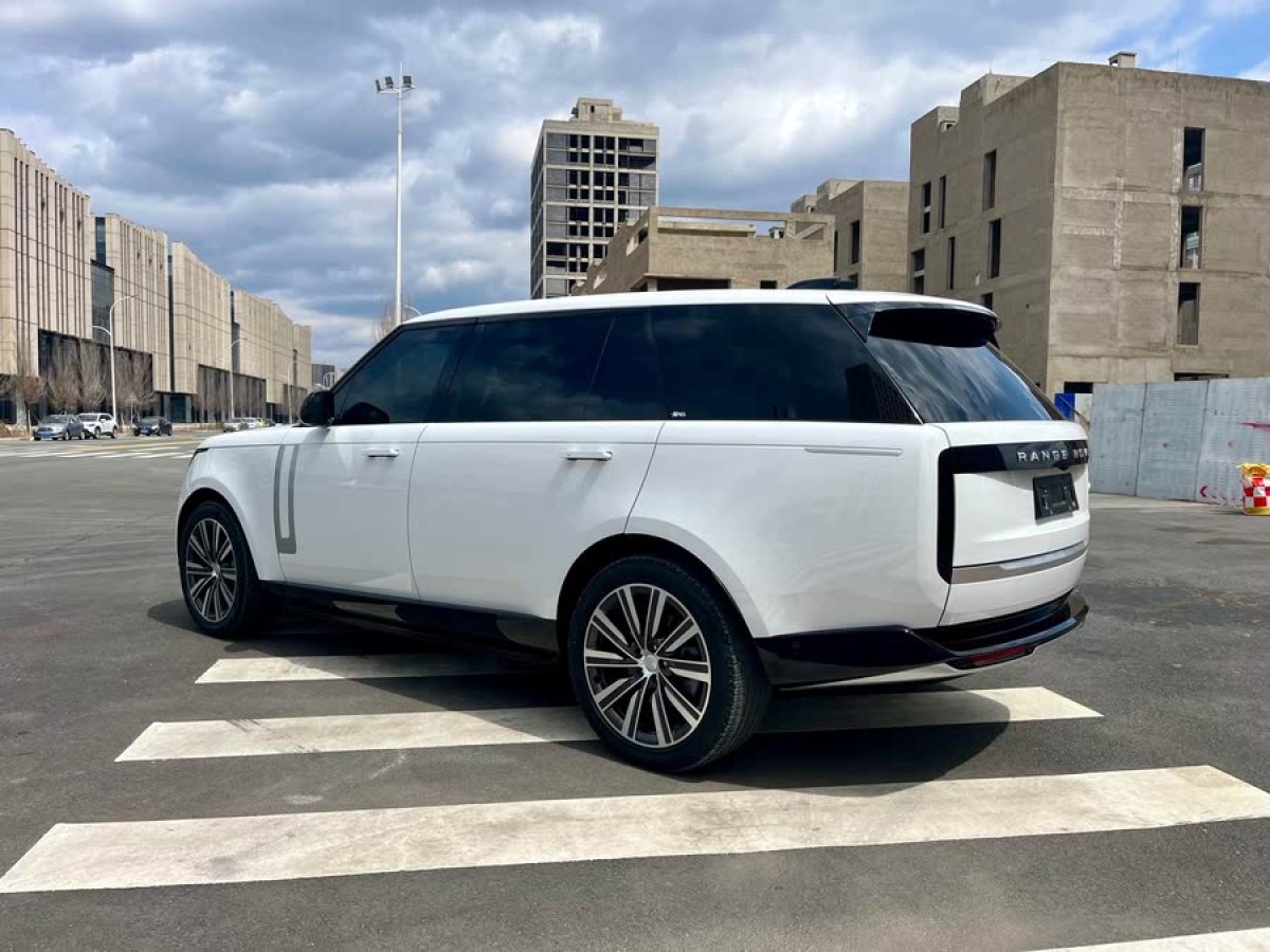路虎 攬勝  2023款 改款 3.0 L6 400PS 盛世加長(zhǎng)版圖片