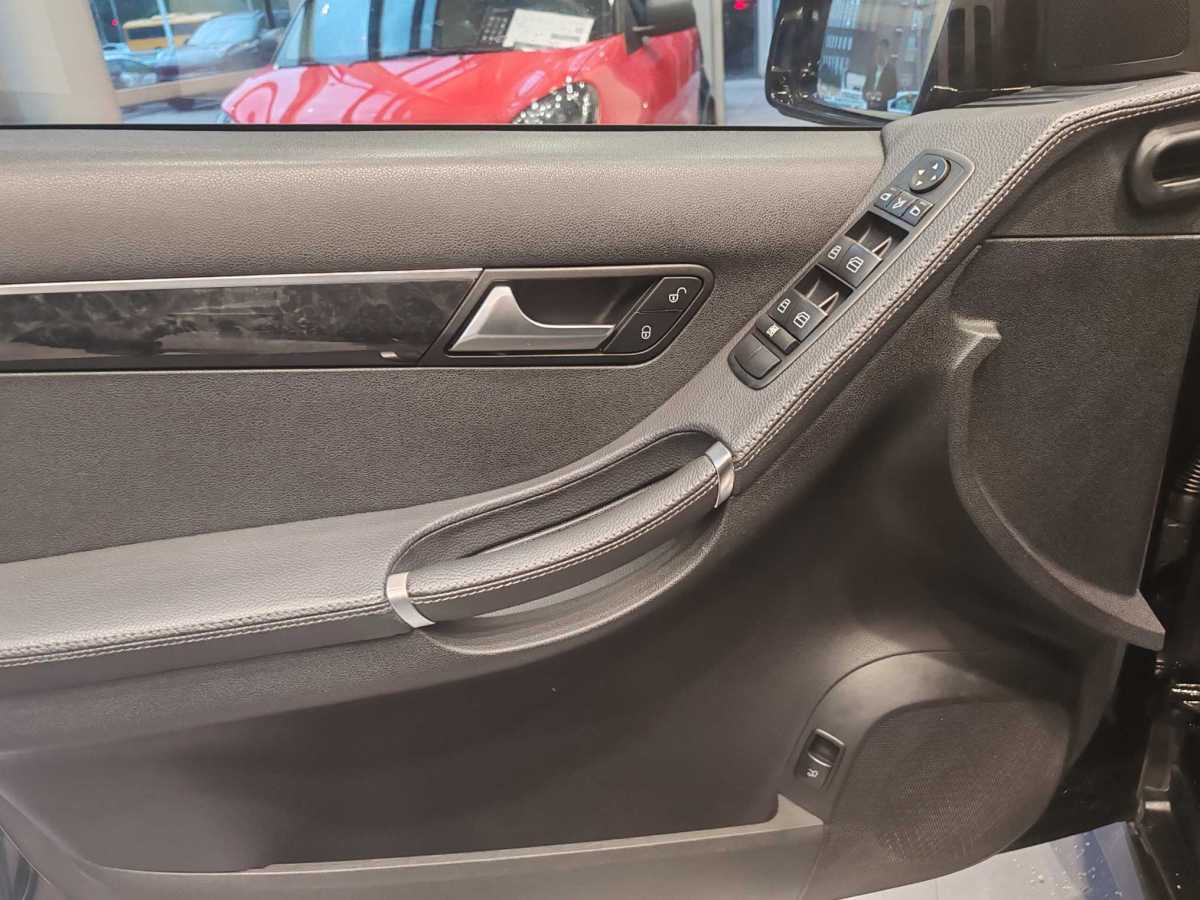 2018年3月奔驰 奔驰R级  2017款 R 320 4MATIC 商务型臻藏版