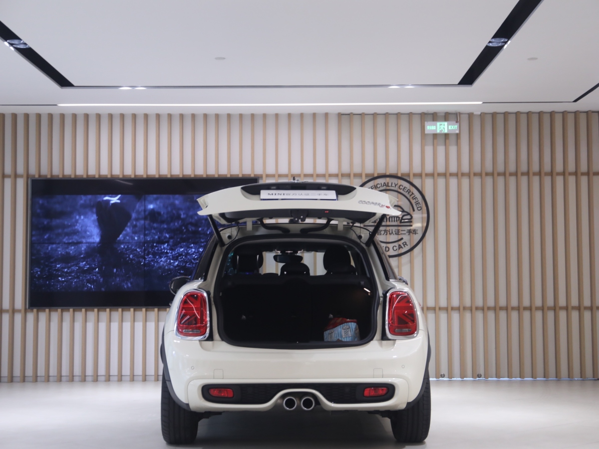 2021年9月MINI MINI  2021款 2.0T COOPER S 藝術(shù)家 五門版