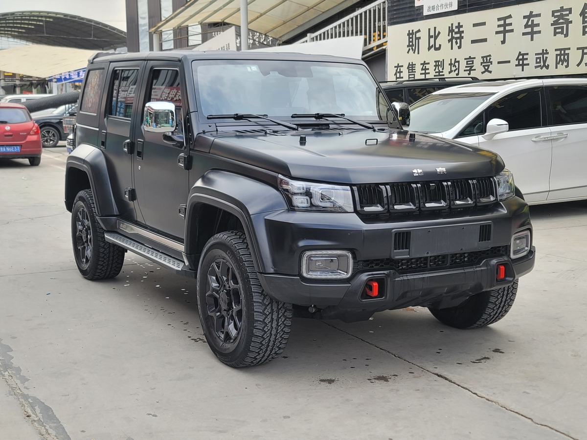 北京 BJ40  2021款 2.0D 自動(dòng)四驅(qū)刀鋒英雄版?zhèn)b客型圖片