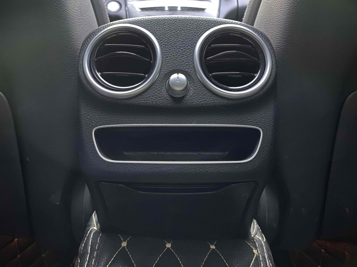 2019年5月奔驰 奔驰C级  2019款 C 180 L 时尚型运动版