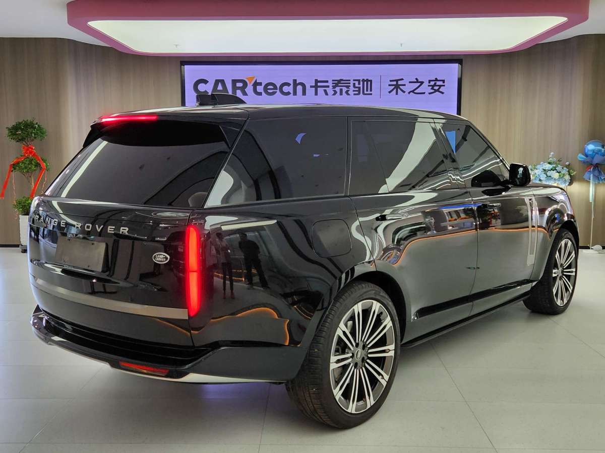 路虎 攬勝  2024款 3.0 L6 400PS 盛世加長(zhǎng)版圖片