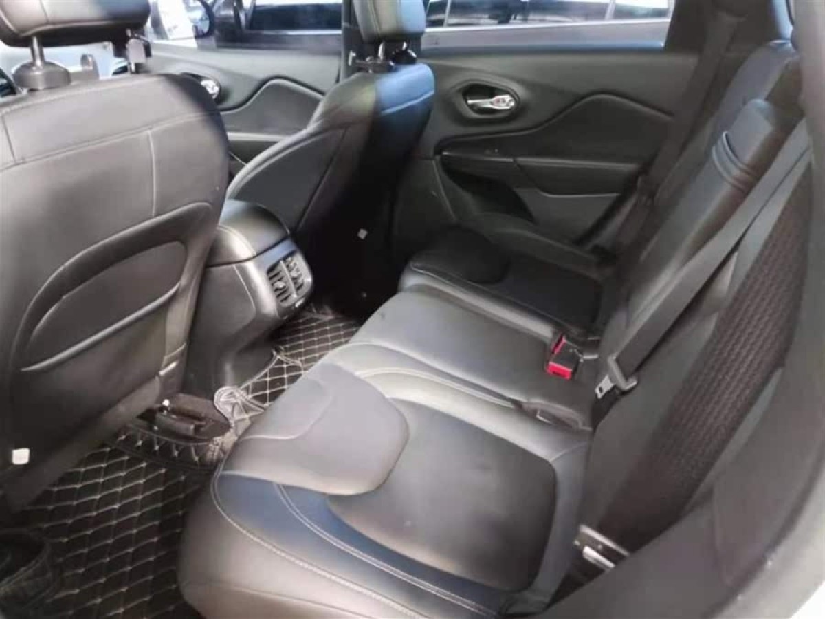 Jeep 自由光  2017款 2.0L 優(yōu)越版圖片
