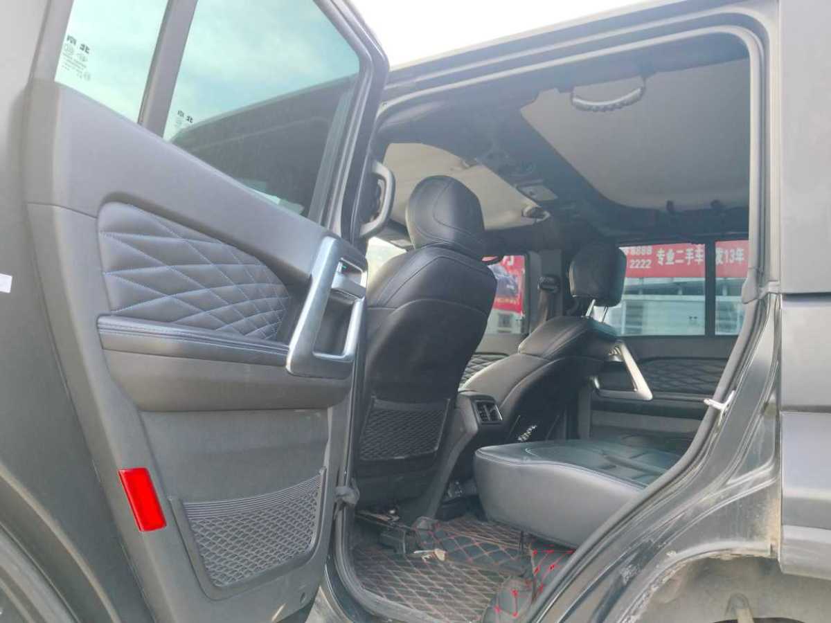 北京 BJ40  2021款 2.0D 自動(dòng)四驅(qū)刀鋒英雄版?zhèn)b客型圖片