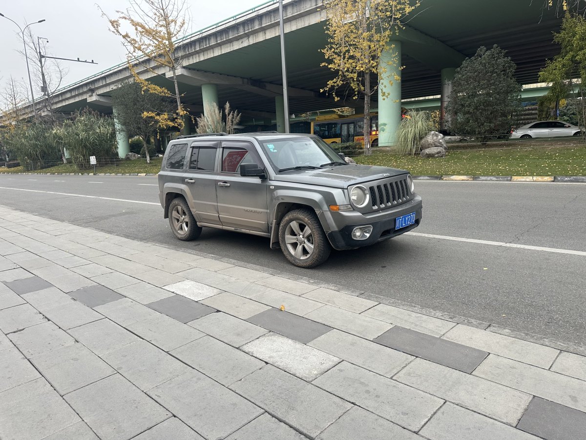 Jeep 自由客  2012款 2.4 運動版圖片