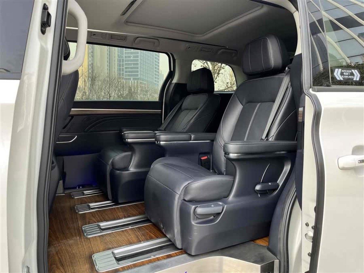 廣汽傳祺 M8  2021款 領(lǐng)秀系列 390T 尊貴版圖片