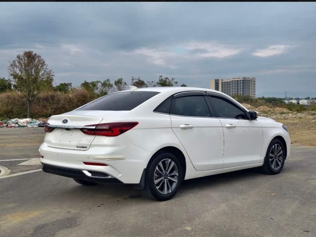福特 福睿斯  2021款 1.5L 自動(dòng)鉆石版圖片