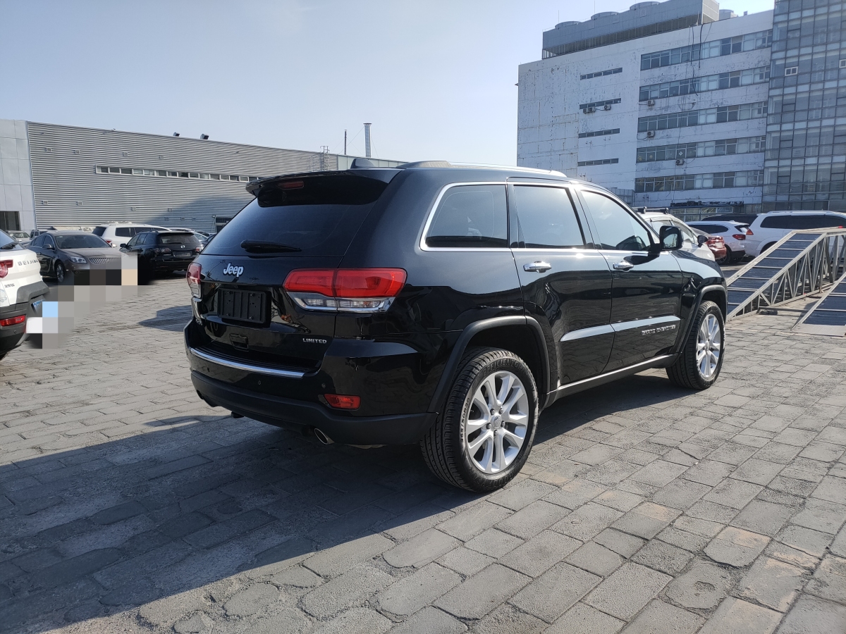 Jeep 大切諾基  2017款 3.0L 舒享導(dǎo)航版圖片