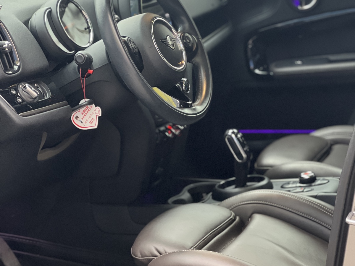 MINI COUNTRYMAN  2019款 1.5T COOPER ALL4 經(jīng)典派周末旅行版圖片