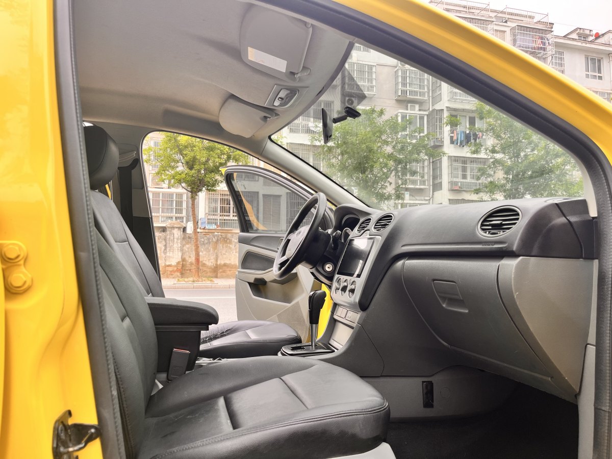 福特 ?？怂? 2013款 兩廂經(jīng)典 1.8L 自動基本型圖片