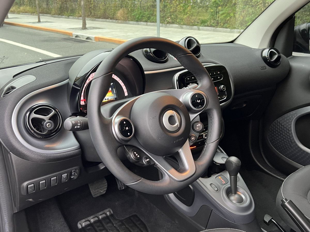 2019年10月smart fortwo  2019款 0.9T 66千瓦硬頂風(fēng)擎版 國VI