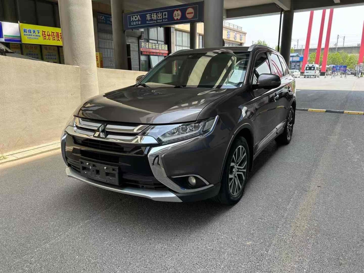 三菱 歐藍(lán)德  2018款 2.4L 四驅(qū)精英版 5座圖片