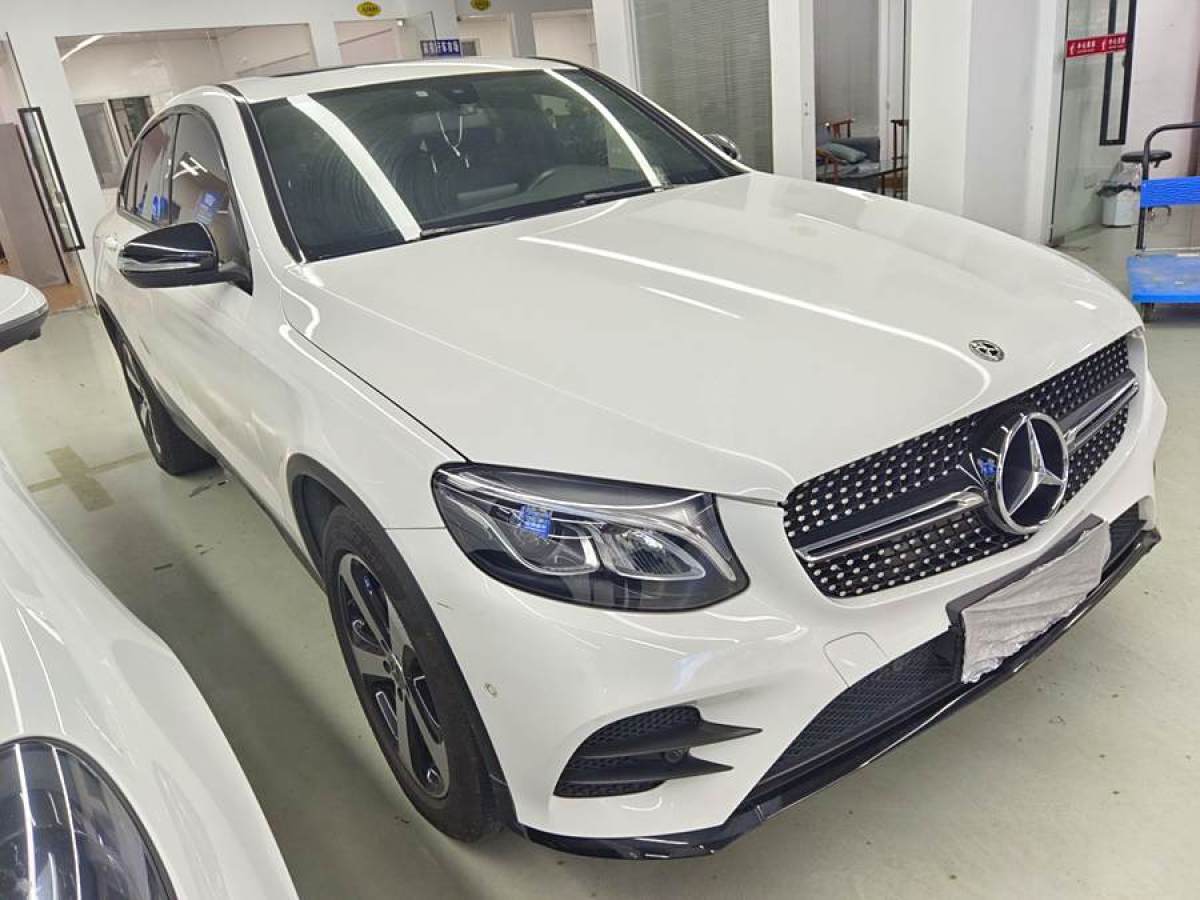 2019年1月奔馳 奔馳GLC  2023款 GLC 300 4MATIC 轎跑SUV