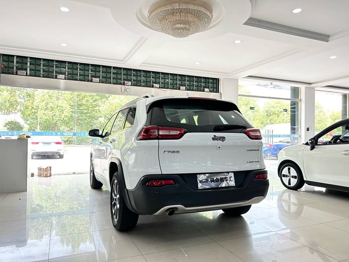 Jeep 自由光  2020款 2.0L 兩驅(qū)經(jīng)典運(yùn)動(dòng)版圖片