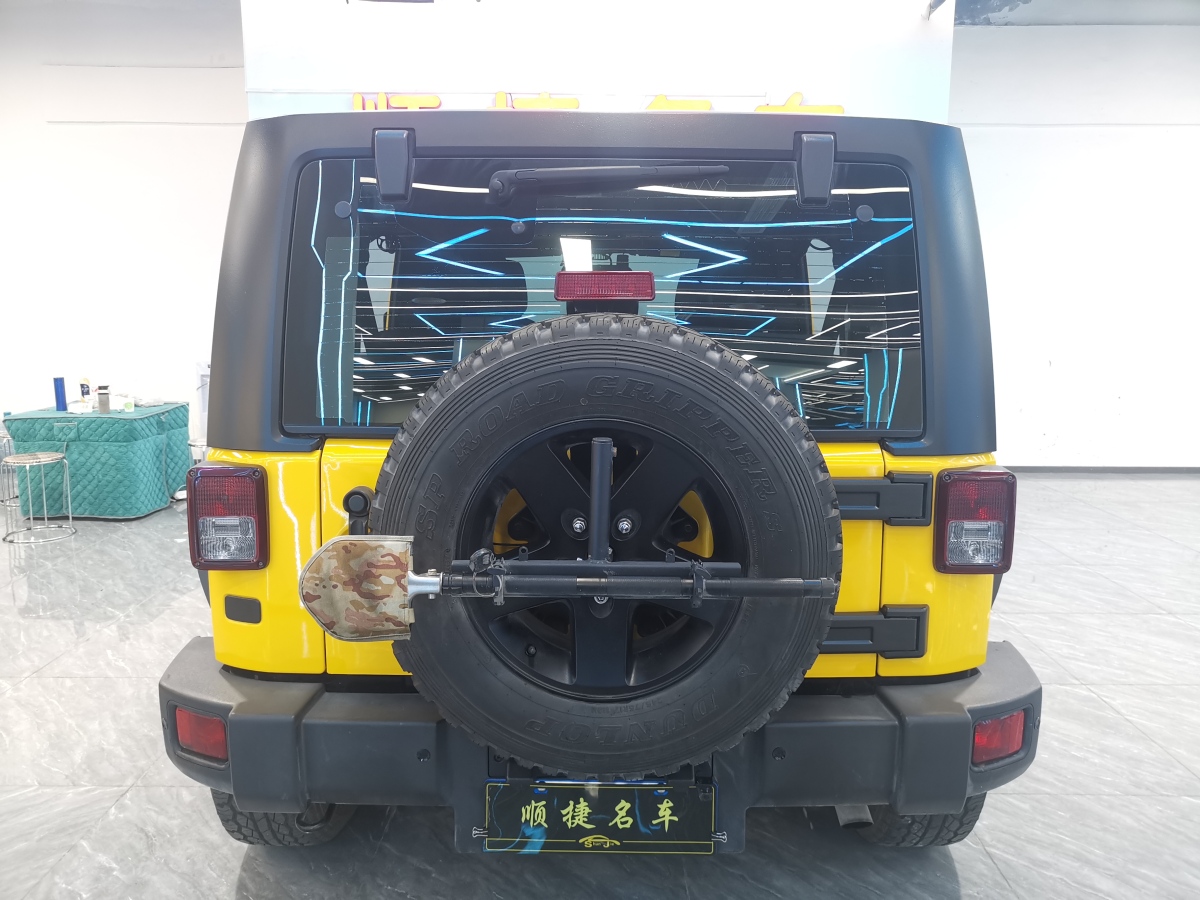 Jeep 牧马人  2015款 2.8TD Sahara 四门版图片