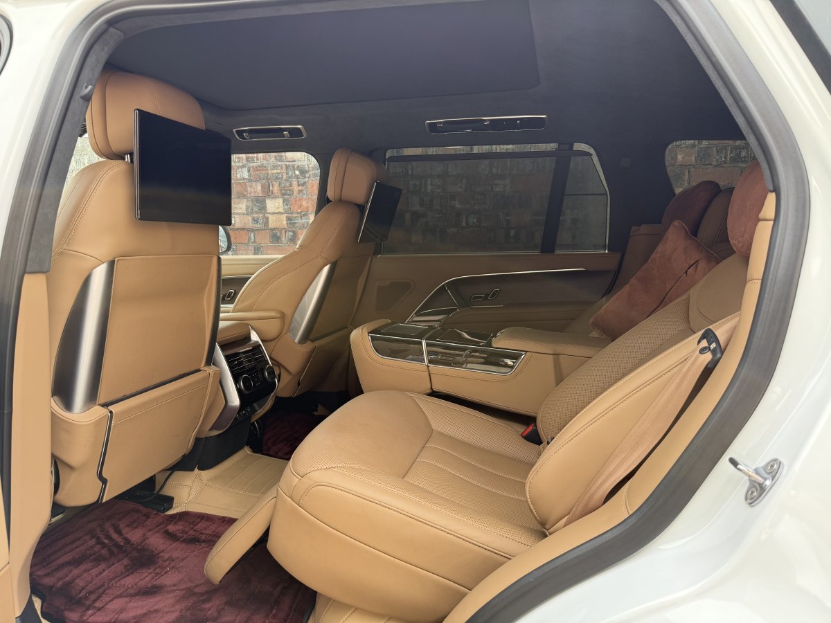 路虎 攬勝  2024款 3.0 L6 400PS 盛世加長(zhǎng)版 七座圖片