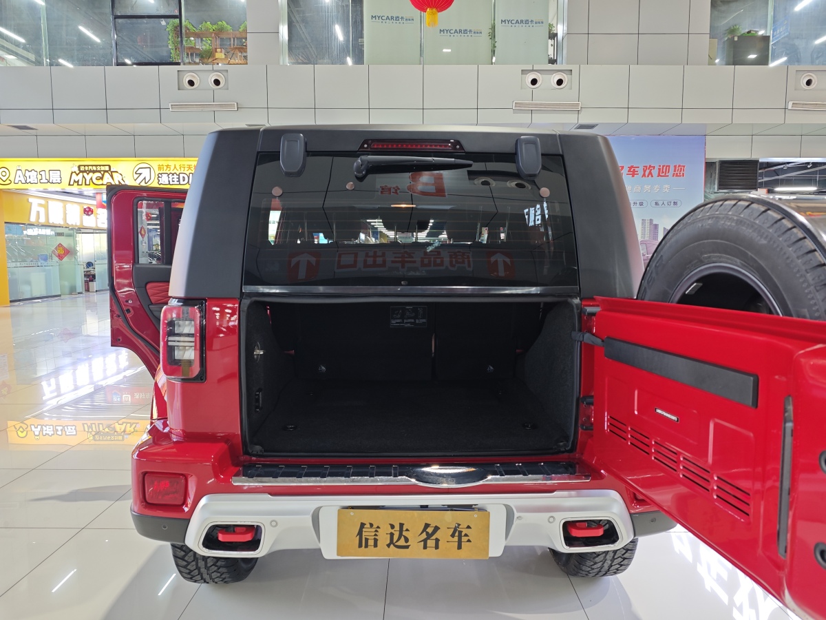 北京 BJ40  2023款 2.0T 自動(dòng)四驅(qū)城市獵人版?zhèn)b客型圖片