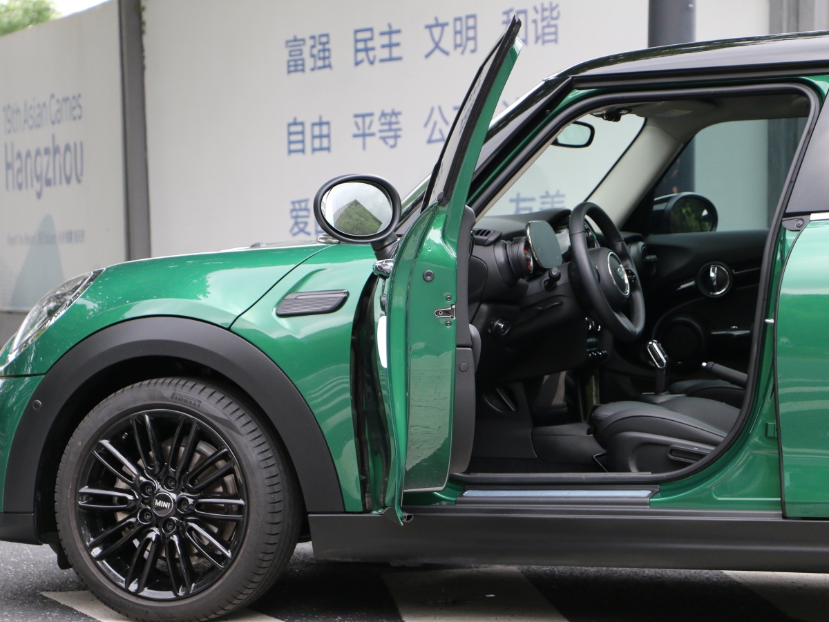 MINI MINI  2022款 改款 1.5T COOPER 經(jīng)典派 五門版圖片