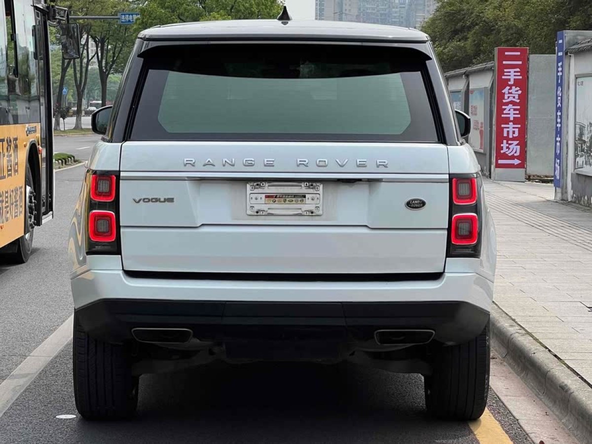 路虎 攬勝  2020款 3.0 L6 傳世加長(zhǎng)版圖片