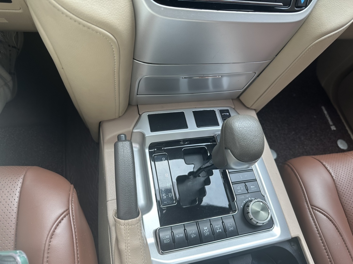 2015年9月丰田 兰德酷路泽  2015款 4.0L V6 中东低配版