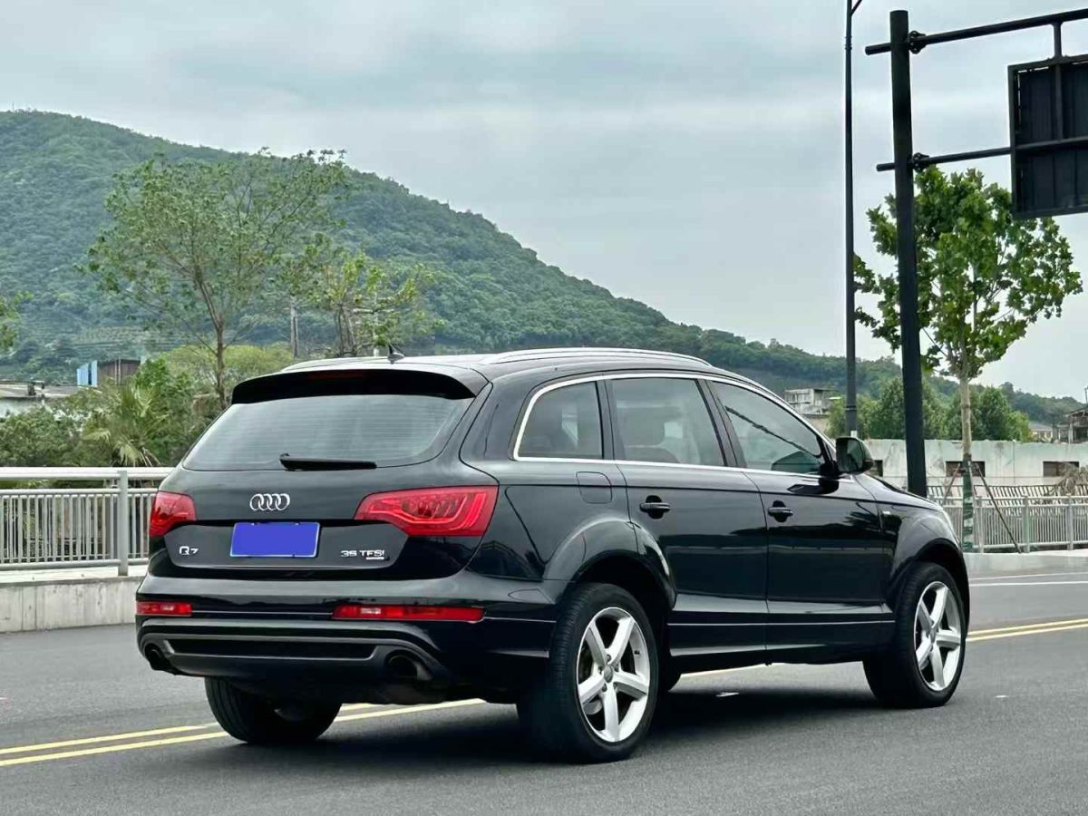 奧迪 奧迪Q7  2013款 Q7 35TDI quattro 領(lǐng)先型圖片