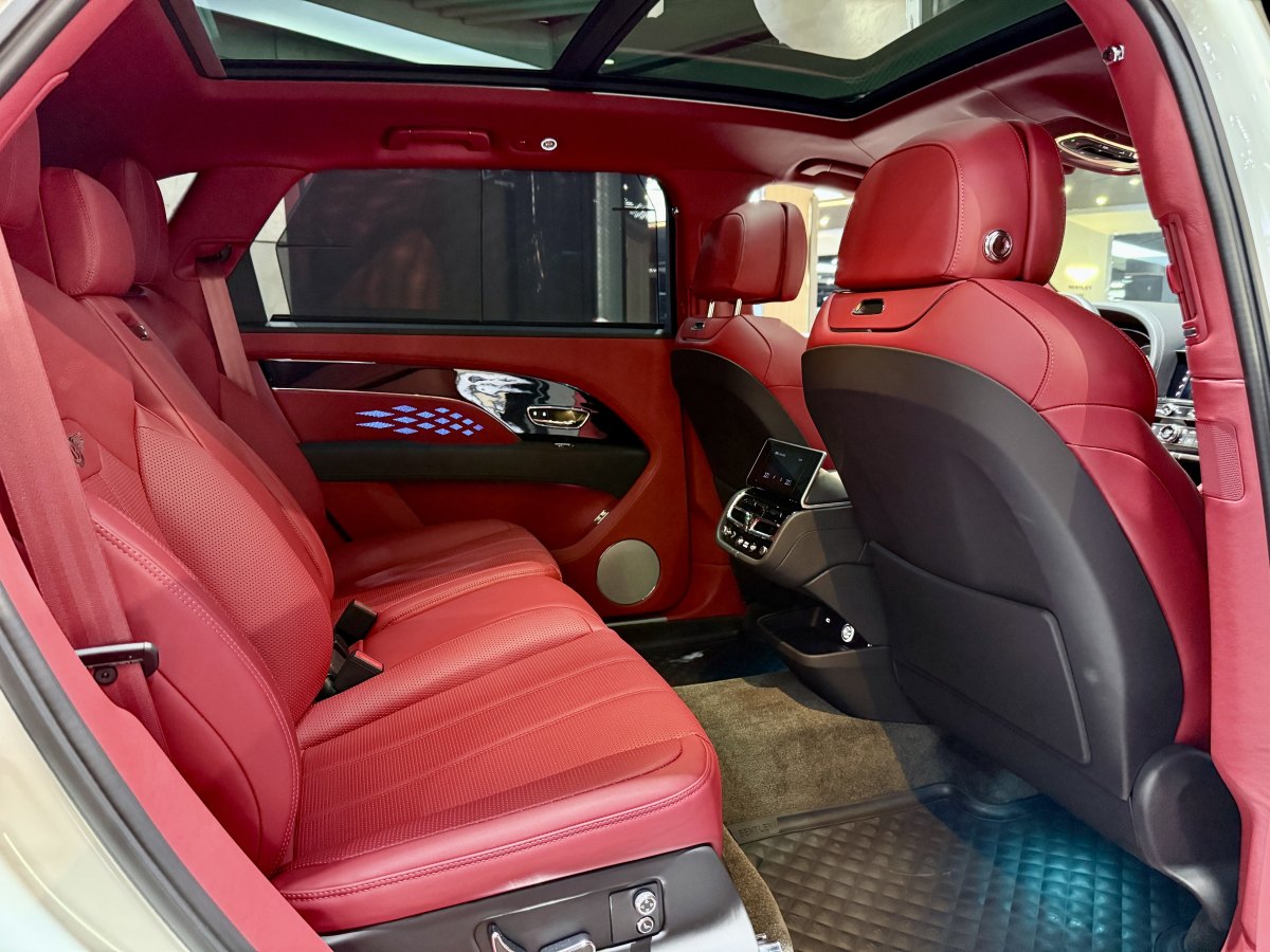 賓利 添越  2023款 4.0T V8 長(zhǎng)軸距版圖片