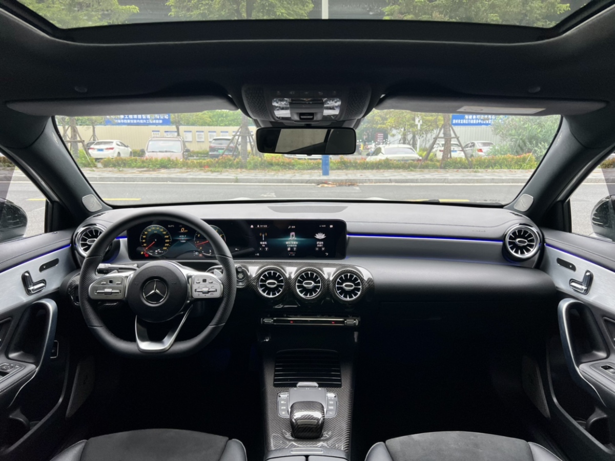 奔驰 奔驰A级  2020款 改款 A 220 L 4MATIC 运动轿车图片