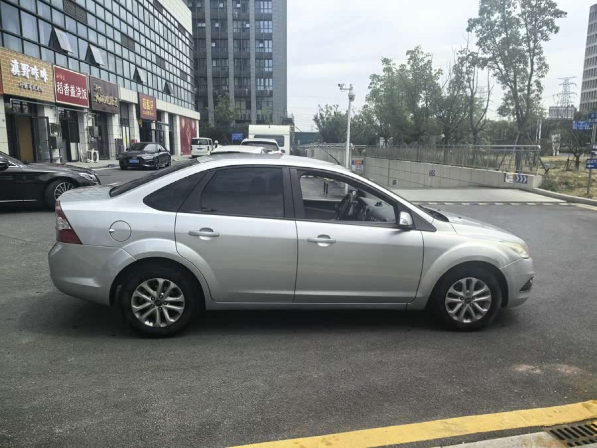 福特 ?？怂? 2013款 三廂經(jīng)典 1.8L 手動(dòng)基本型圖片
