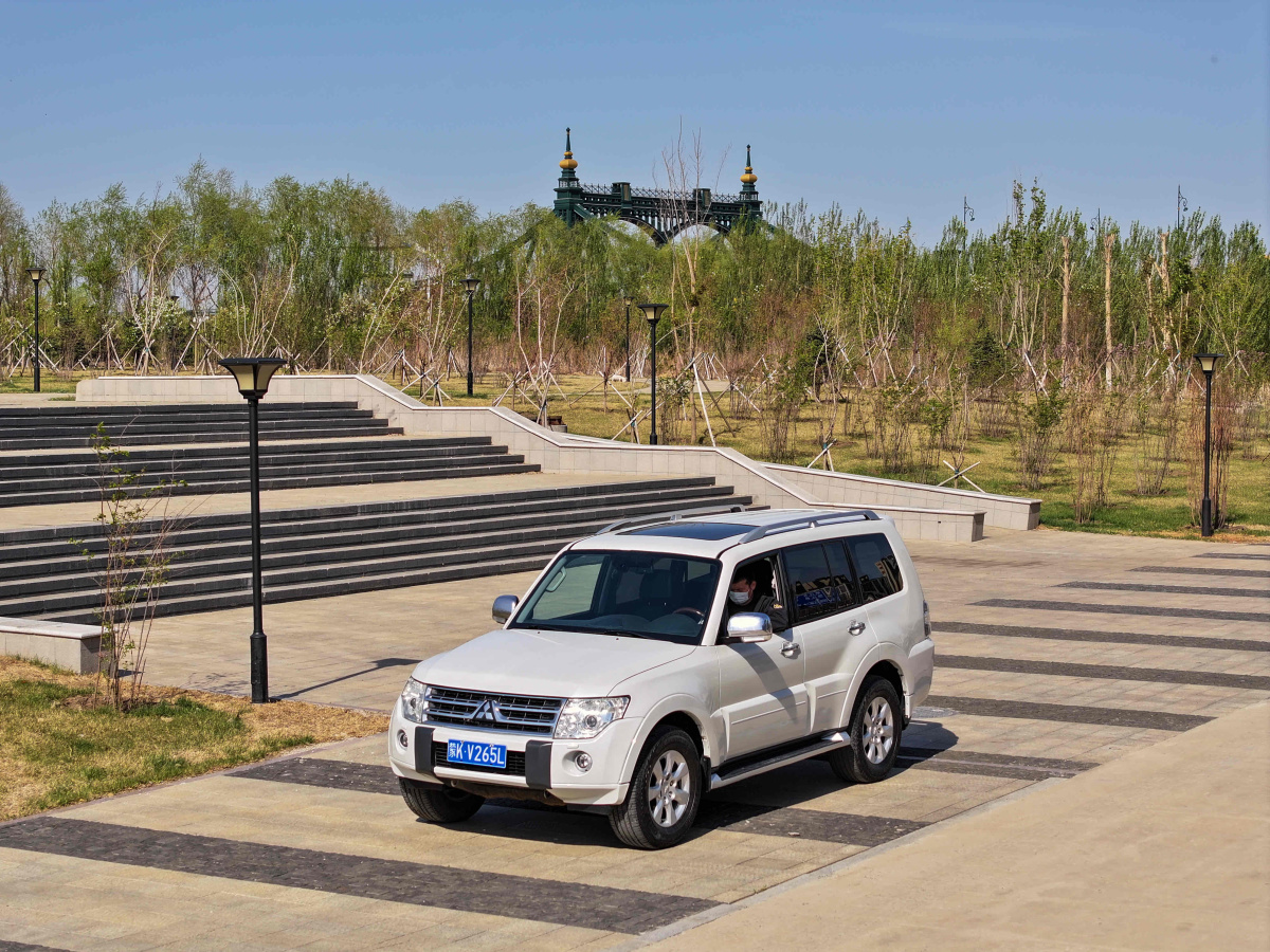 2010年6月三菱 帕杰罗  2011款 3.8L 尊贵版