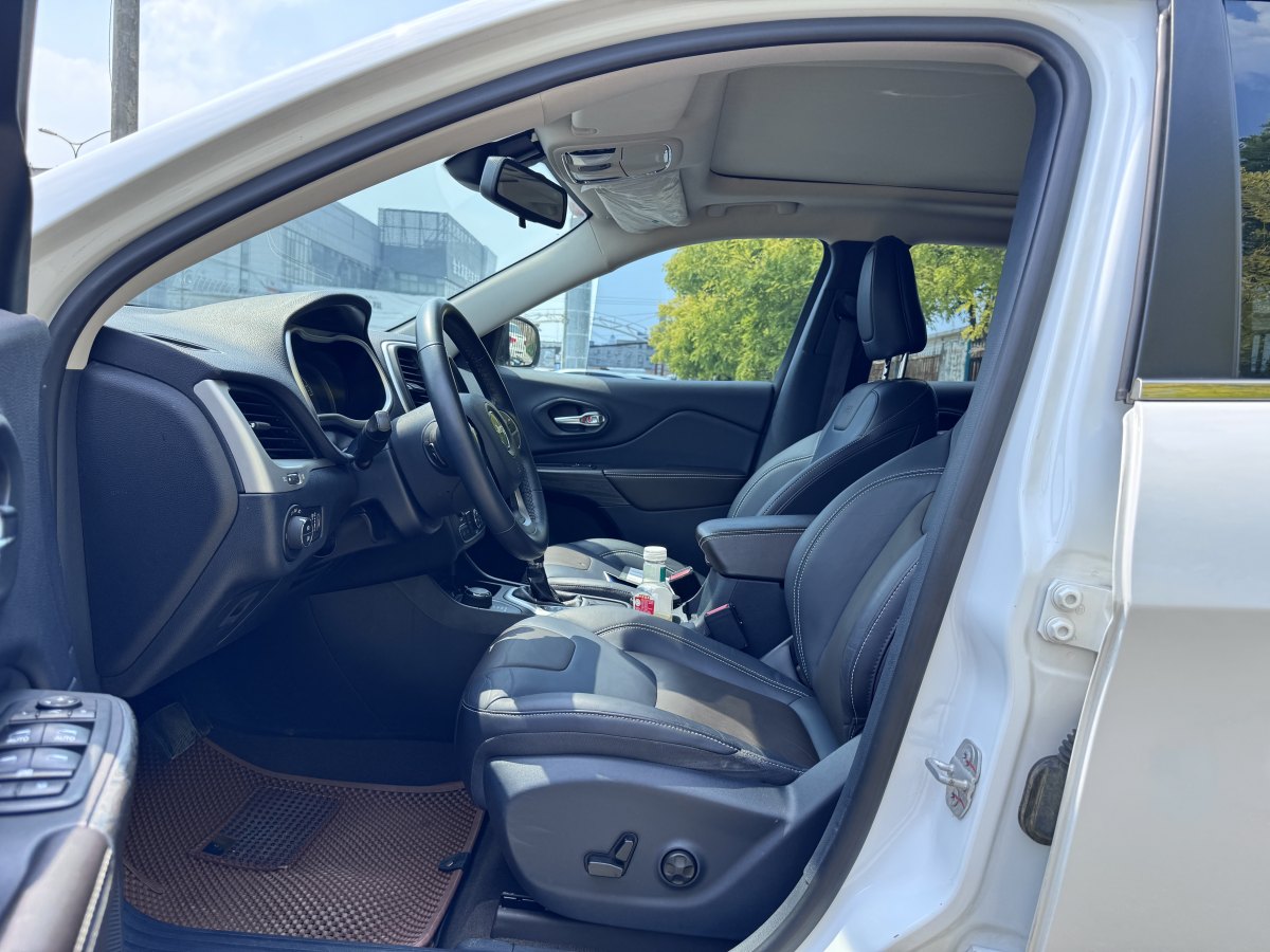 Jeep 自由光  2016款 2.4L 專業(yè)版圖片