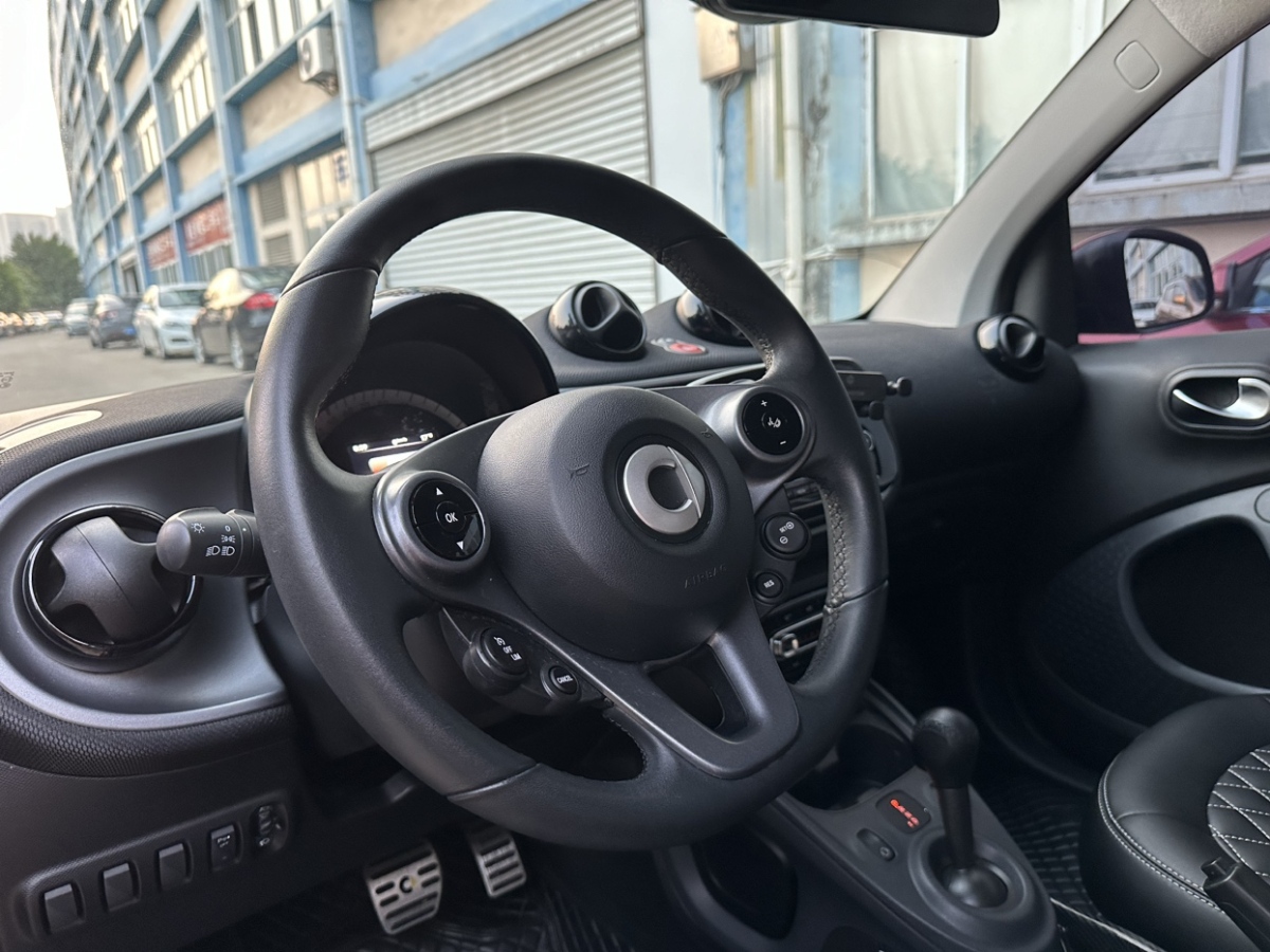 2019年11月smart fortwo  2019款 0.9T 66千瓦硬頂先鋒版 國VI