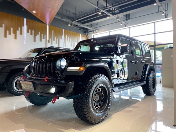 Jeep 牧马人  2019款 2.0T Sahara 四门炫顶版