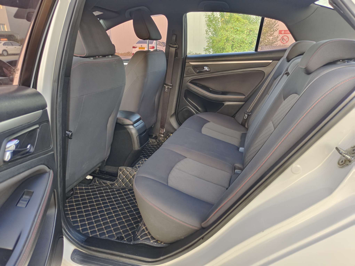 奔騰 B70  2016款 2.0L 自動豪華型圖片