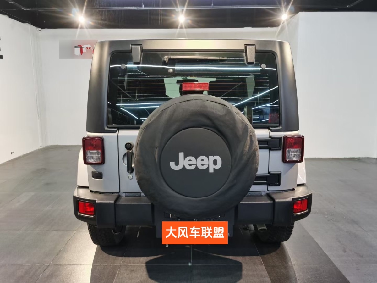 Jeep 牧馬人  2015款 3.0L Sahara 四門舒享版圖片