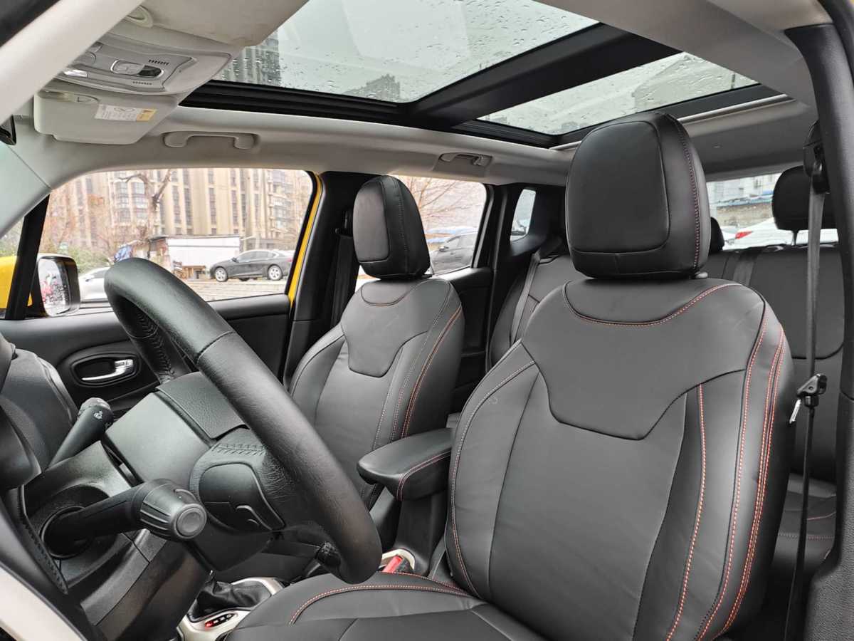 Jeep 自由俠  2018款 互聯(lián)大屏版 180T 自動(dòng)勁能版圖片