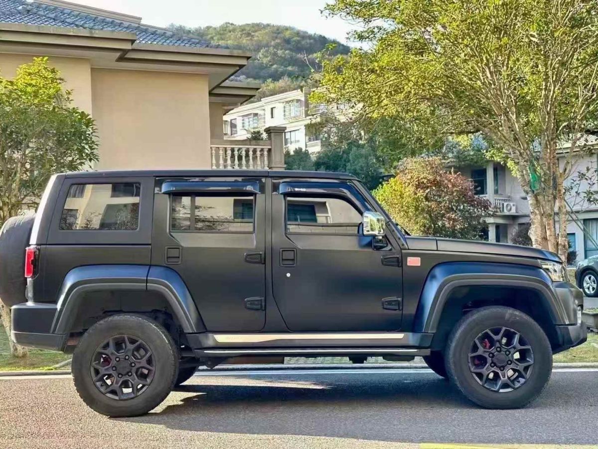 北京 BJ40  2021款 2.0D 自動四驅(qū)刀鋒英雄版?zhèn)b客型圖片